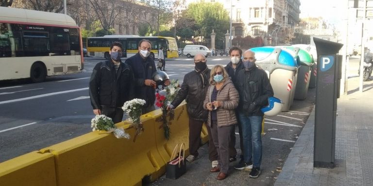 Participantes en un homenaje a Martí Estela, el motorista fallecido en calle Balmes / JORDI SUBIRANA