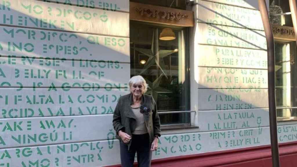 La restauradora Rosa Esteva en la puerta de su restaurante Mordisco