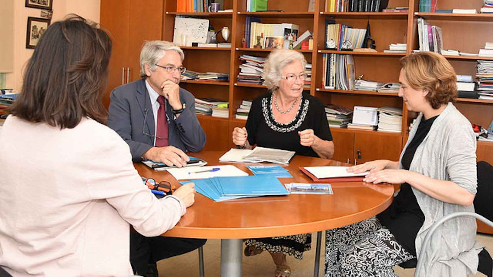 Ada Colau con la síndica de greuges de Barcelona Maria Assumpció Vilà en 2015 / AYUNTAMIENTO DE BARCELONA