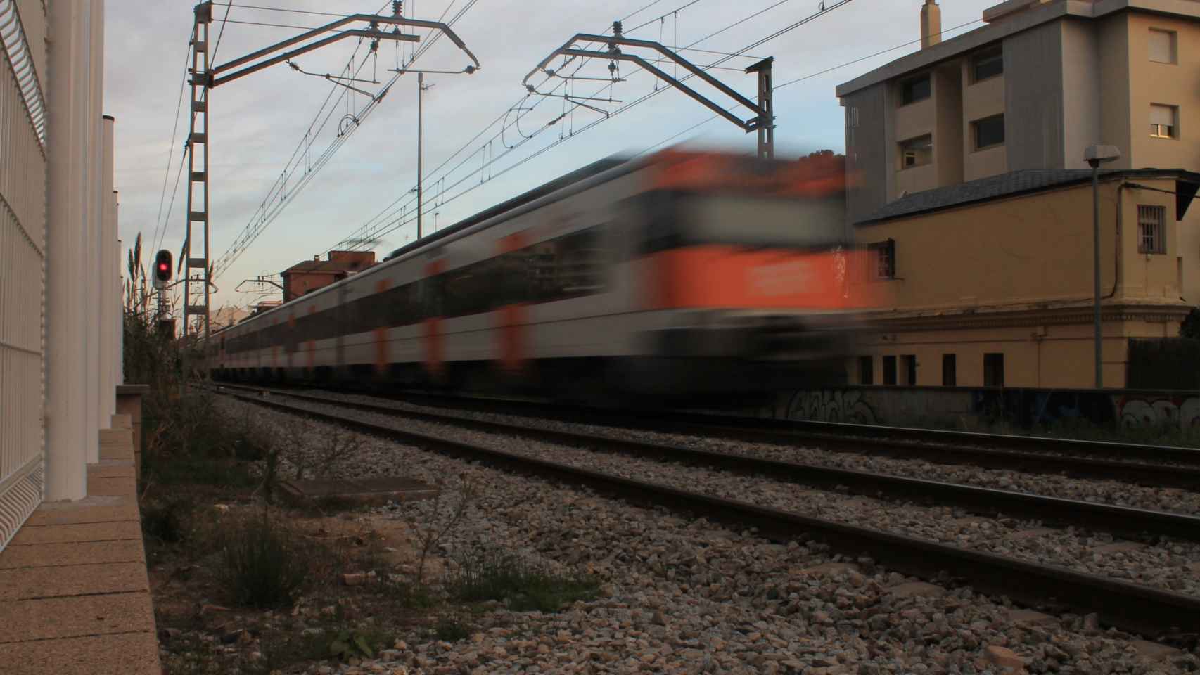 Un tren de cercanías a su paso por Caldes d'Estrac/ ELISABET GONZALEZ