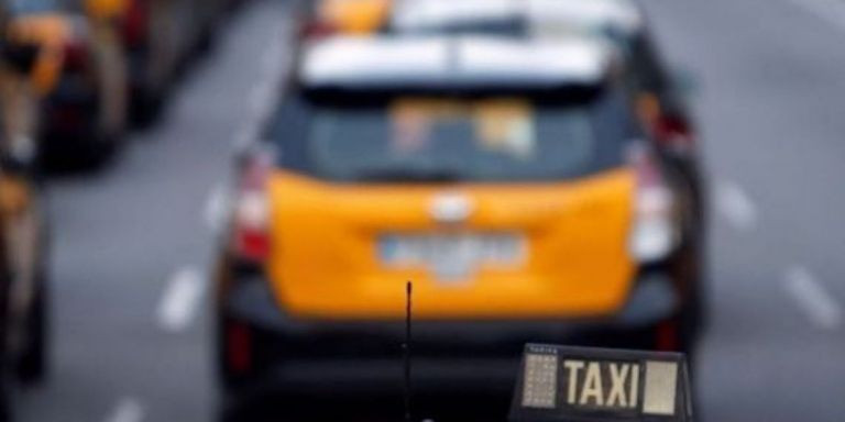 Taxis en una calle de Barcelona / ARCHIVO