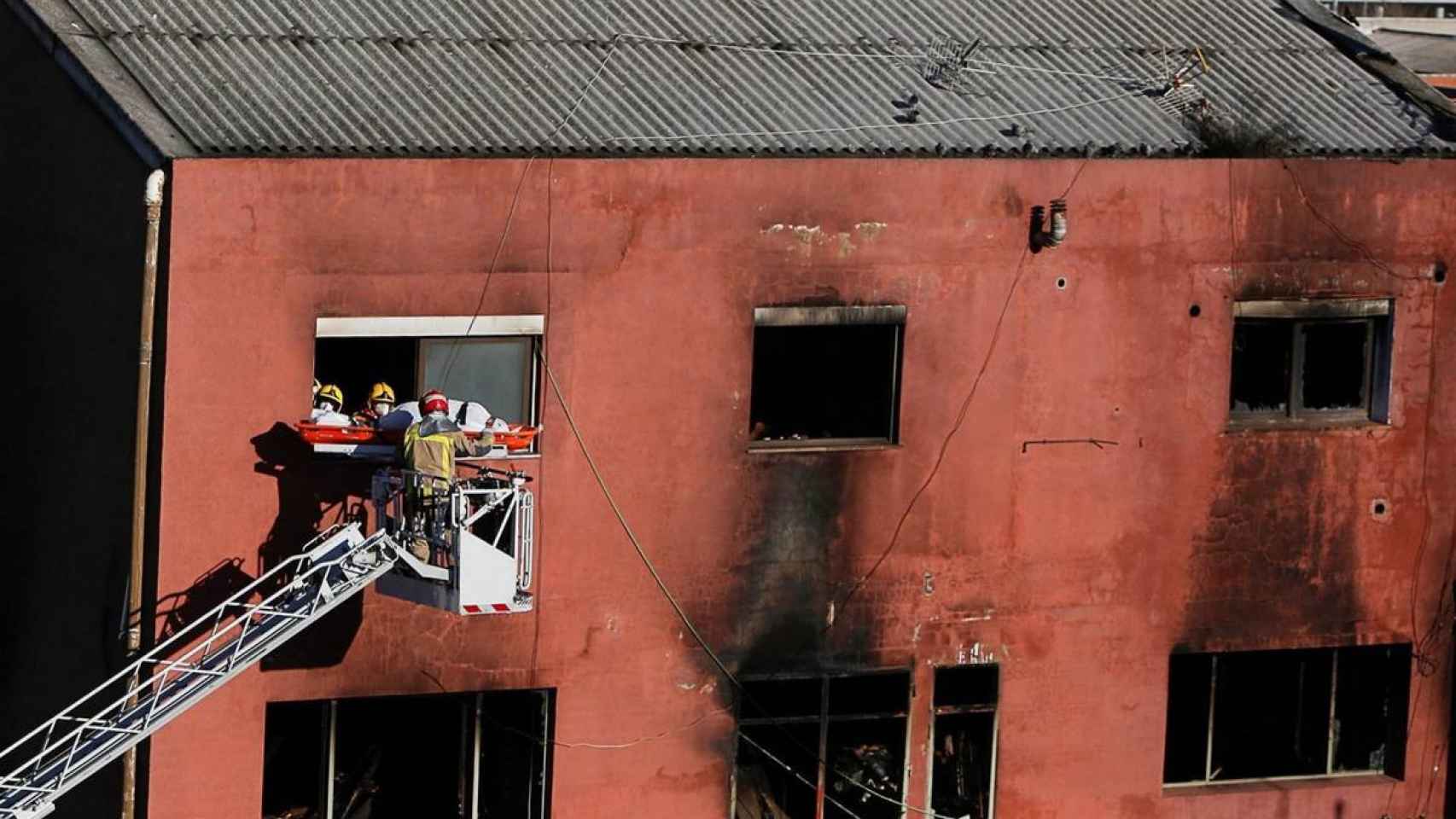 Así quedó la fachada de la nave industrial incendiada en Badalona / EFE