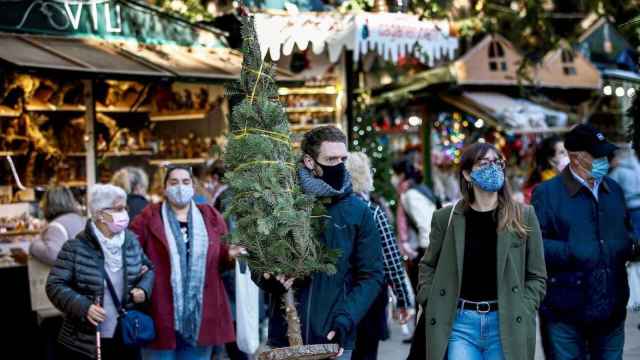 Barceloneses pasean por la Fira de Santa Llúcia de Barcelona durante un día de frío de Navidad / EFE - QUIQUE GARCÍA