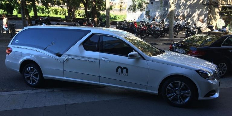 Un coche de la empresa Mémora, con varios tanatorios en Barcelona