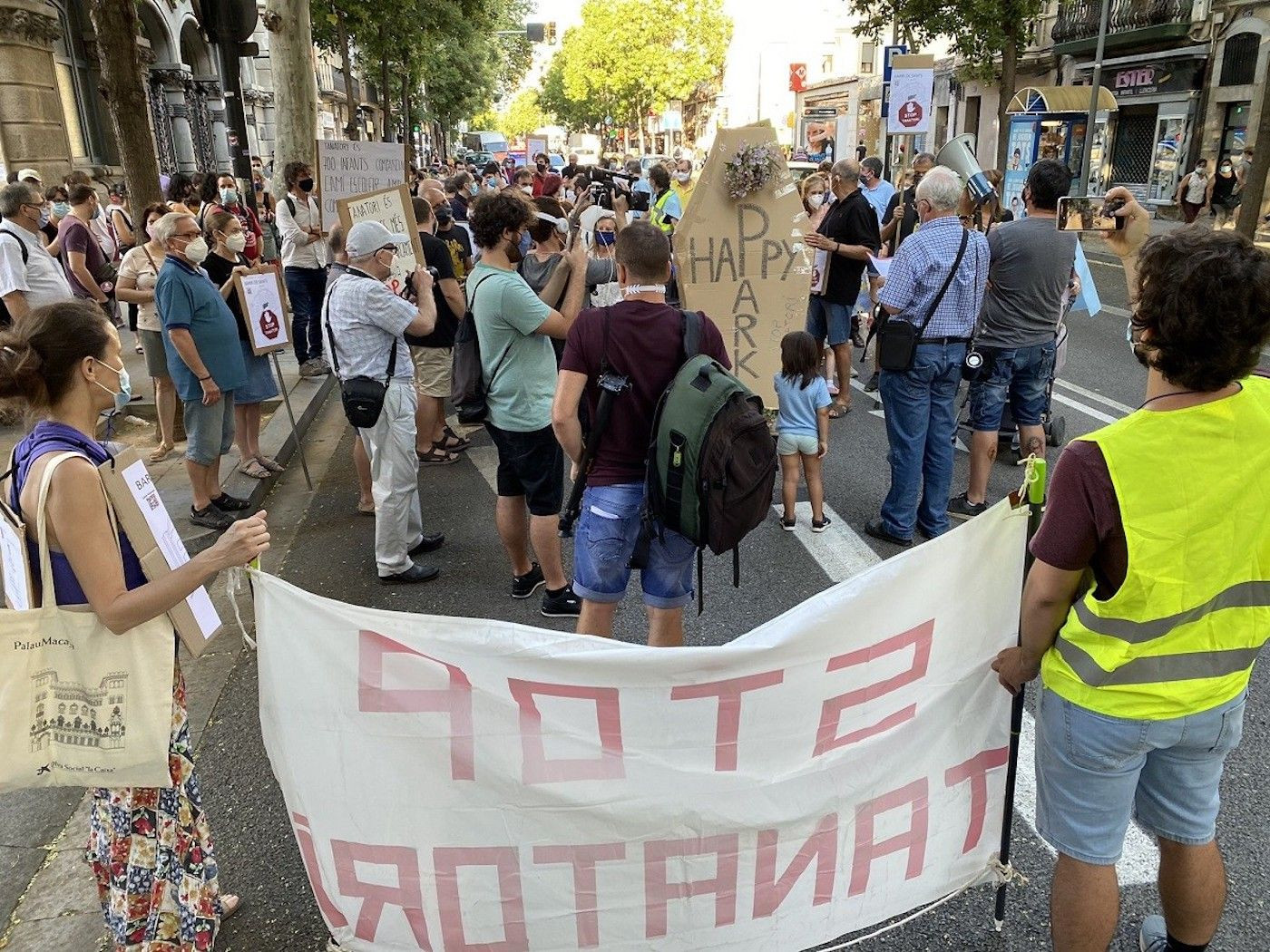 Manifestación en Sants contra el tanatorio / STOP TANATORI SANTS