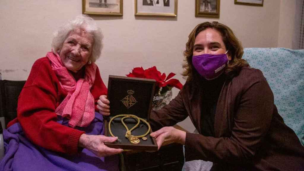 Encarna Hernández, histórica jugadora y entrenadora de baloncesto con la alcaldesa de Barcelona, Ada Colau / ADA COLAU