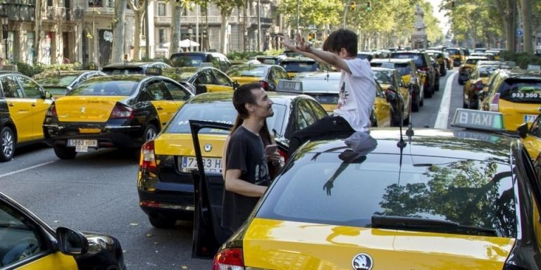 Taxistas durante una huelga contra las licencias VTC / HUGO FERNÁNDEZ