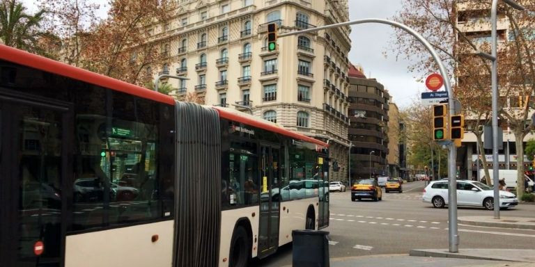 Un bus de TMB, sin tiempo para pasar debido a la corta duración del semáforo prioritario / RP