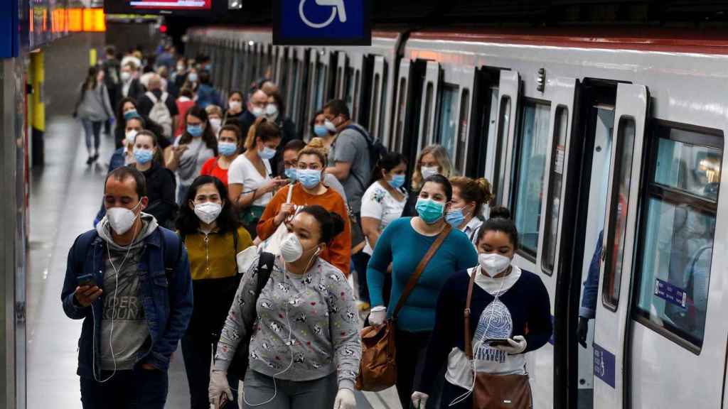 Usuarios del metro de Barcelona con mascarilla durante la pandemia / EFE – QUIQUE GARCÍA