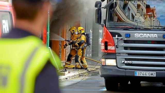Bomberos durante un incendio, como el sucedido en Sabadell / EFE