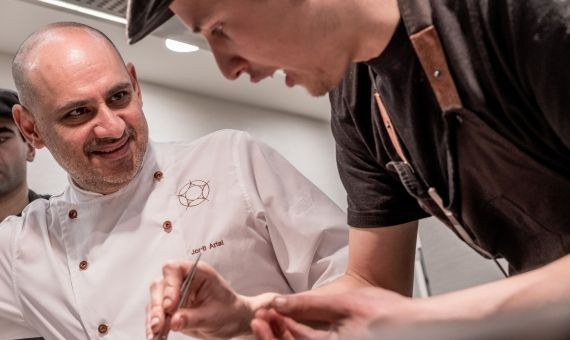 Jordi Artal y su equipo trabajan en el menú del restaurante / CINC SENTITS