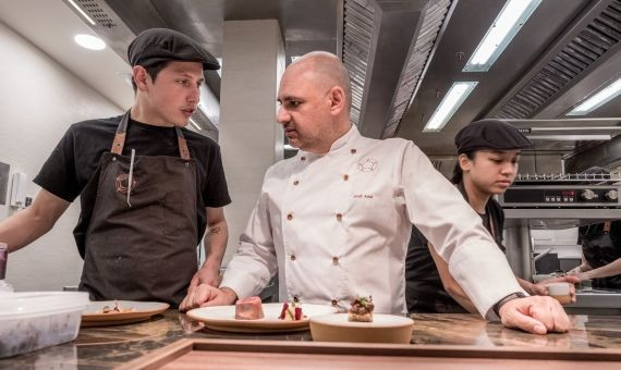 Jordi Artal y su equipo, en la cocina / CINC SENTITS