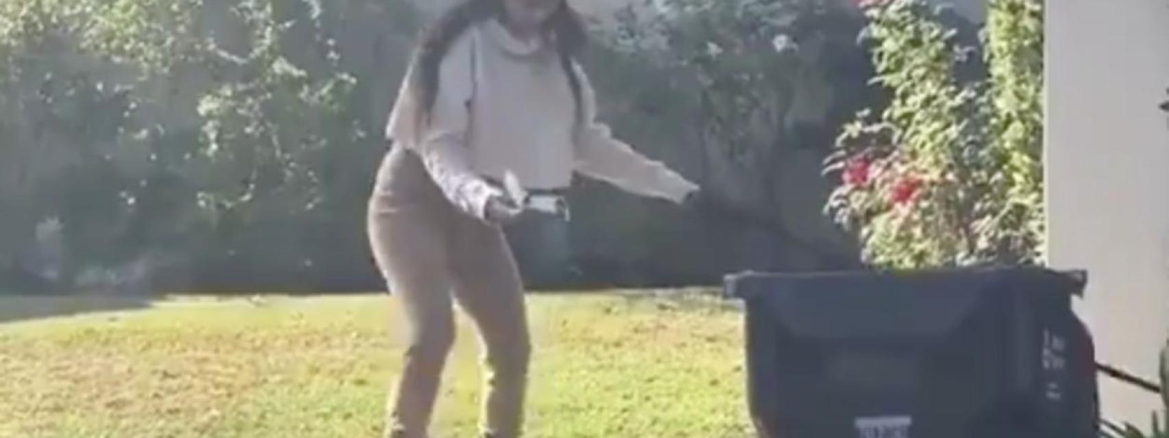 VÍDEO: Una actriz porno recoge excrementos de perro con su mascarilla