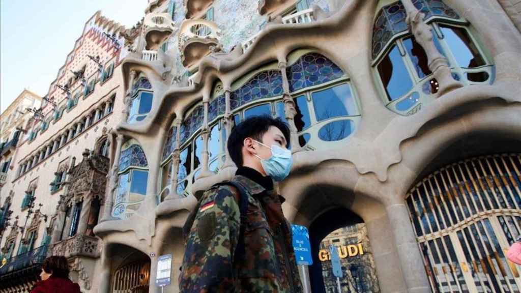 Un turista pasea por Barcelona con la mascarilla, en una imagen de archivo / EFE