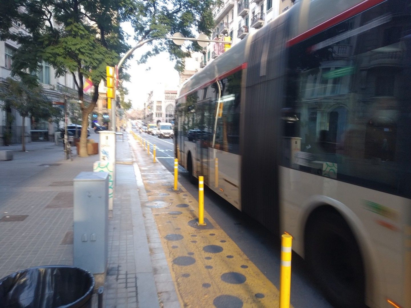 Un bus de TMB pasa junto al carril peatonal en calzada de Via Laietana, vacío / METRÓPOLI - JORDI SUBIRANA
