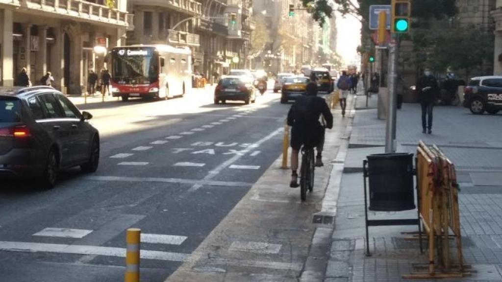 Una bicicleta y un patinete en el carril peatonal de Via Laietana / METRÓPOLI ABIERTA - JORDI SUBIRANA