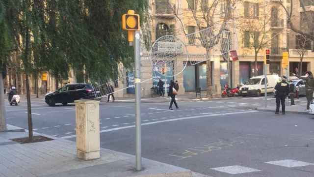 Luces de Navidad tumbadas por el viento en la calle París / CEDIDA