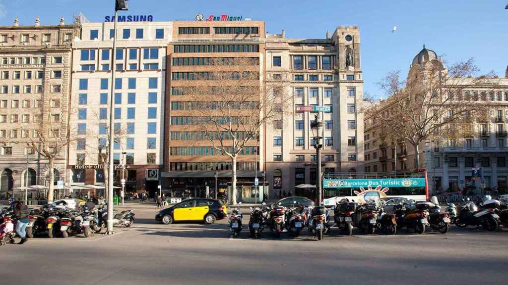 Exterior de la futura tienda de Foot Locker en plaza Catalunya / NÚÑEZ I NAVARRO