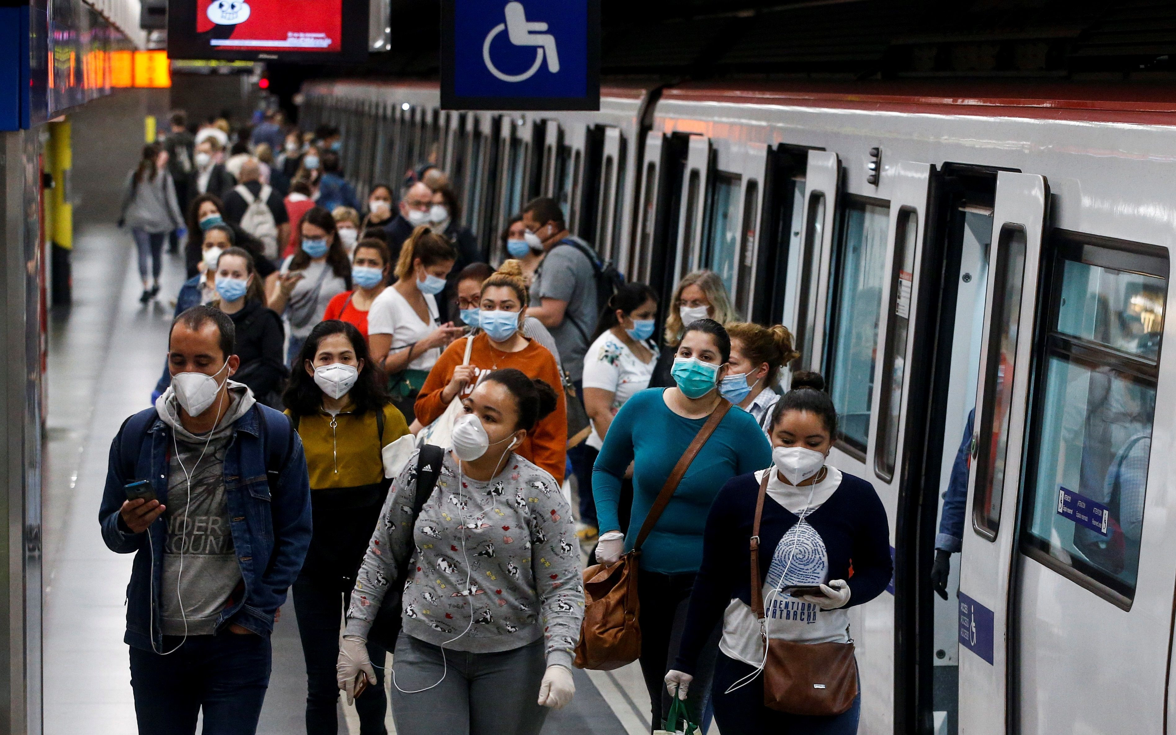 Usuarios con mascarilla en el metro de Barcelona durante la pandemia / EFE – Quique García