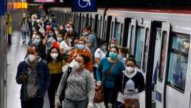 Usuarios con mascarilla en el metro de Barcelona durante la pandemia / EFE – Quique García