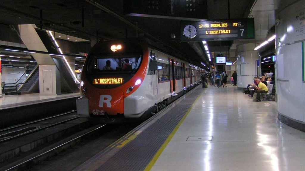 Un tren de Rodalies parado en una estación / RODALIES