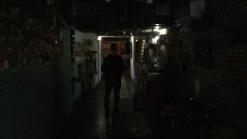 Un restaurante sin luz en la calle Hospital este miércoles / ACCIÓ RIERA BAIXA