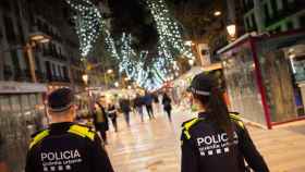 Agentes de la Guardia Urbana, esta Navidad, en la Rambla / TWITTER GUARDIA URBANA