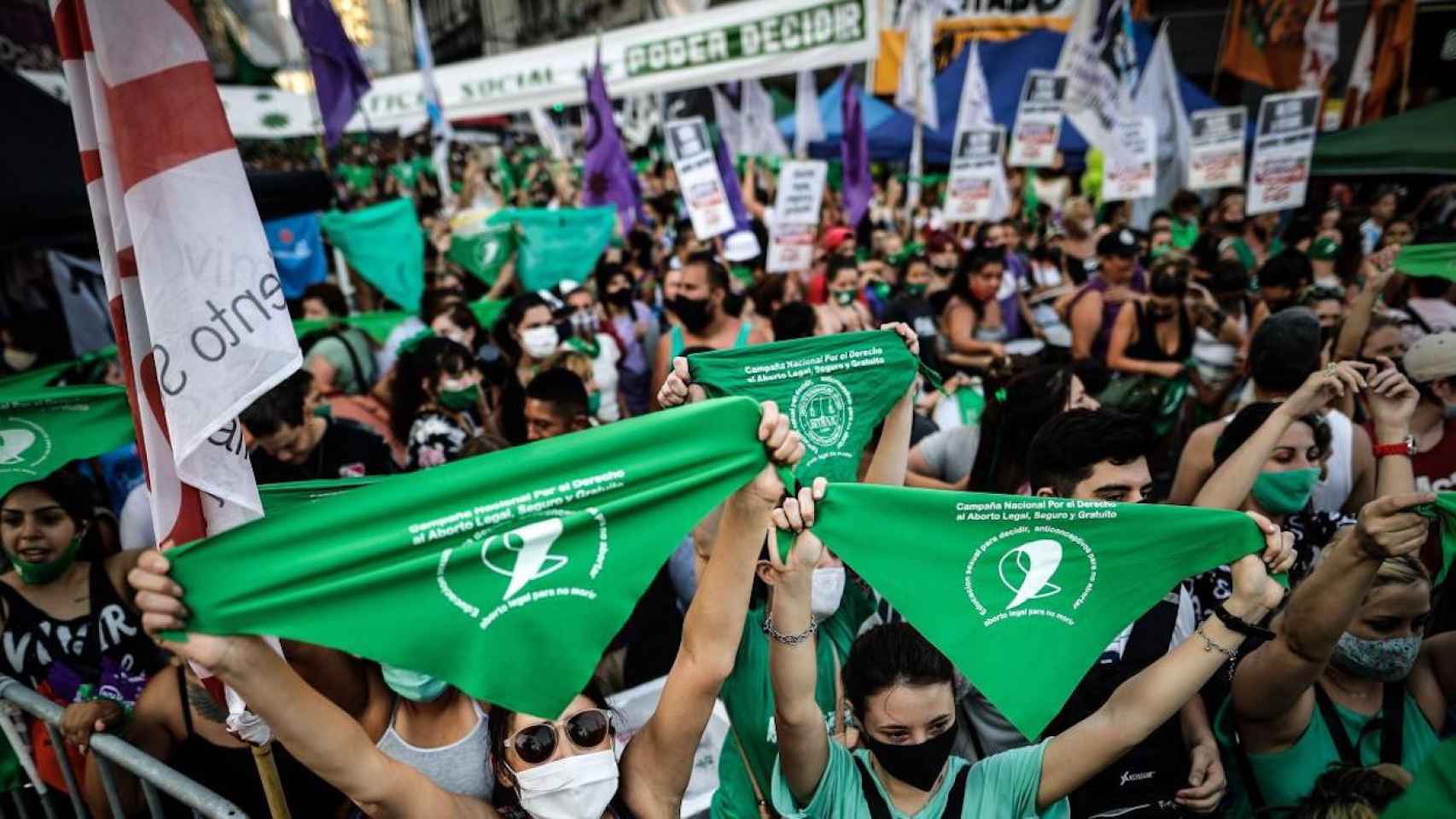 Miles de personas esperan a las afueras del Congreso de la Nación la votación en el Senado por la legalización del aborto / EFE - Juan Ignacio Roncoroni