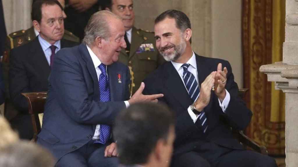 El rey Felipe VI y el emérito Juan Carlos I charlan de forma distendida en una imagen de archivo / EFE