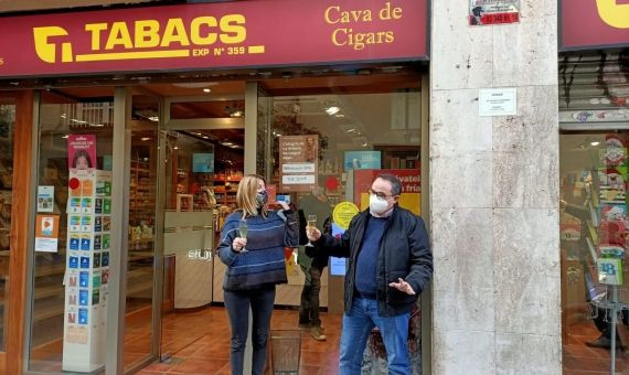 Celebración en el estanco de la calle Terol de la Vila de Gràcia donde ha caído la Grossa de Cap d'Any / METRÓPOLI ABIERTA