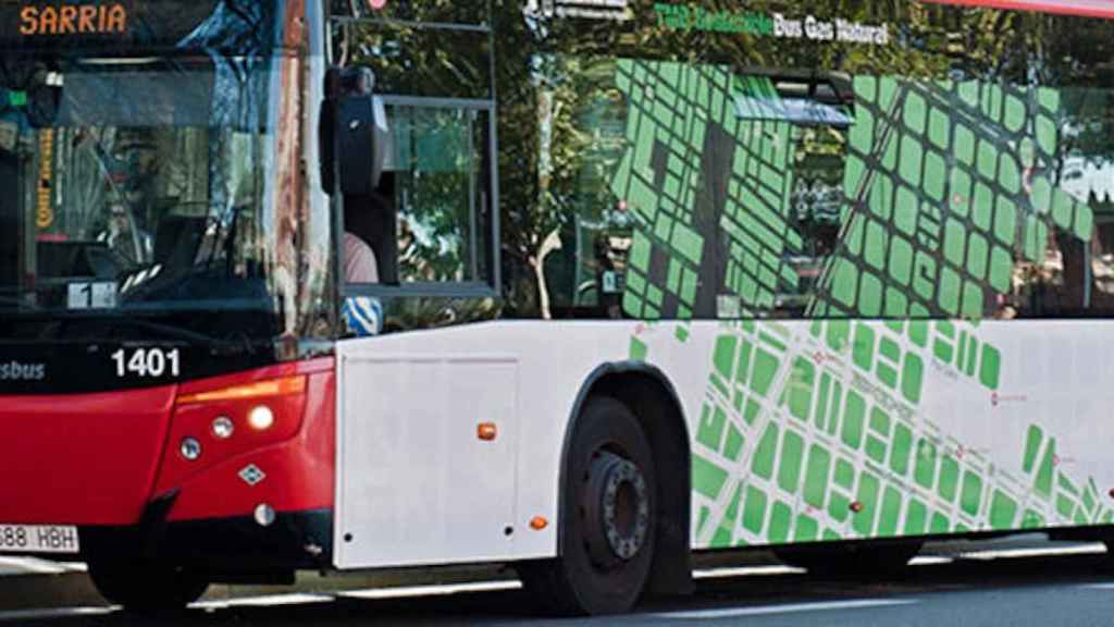 Un bus de TMB en una calle de Barcelona / TMB