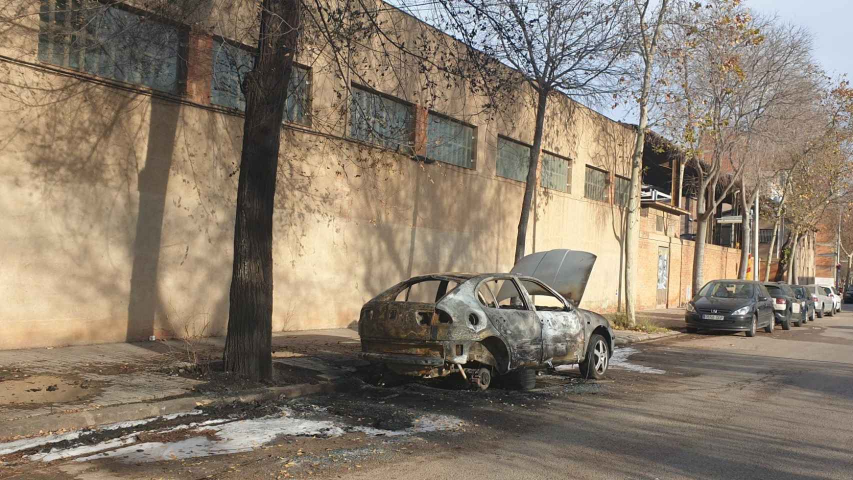 Coche calcinado en la Verneda i la Pau esta madrugada / @EugeAnguloCs