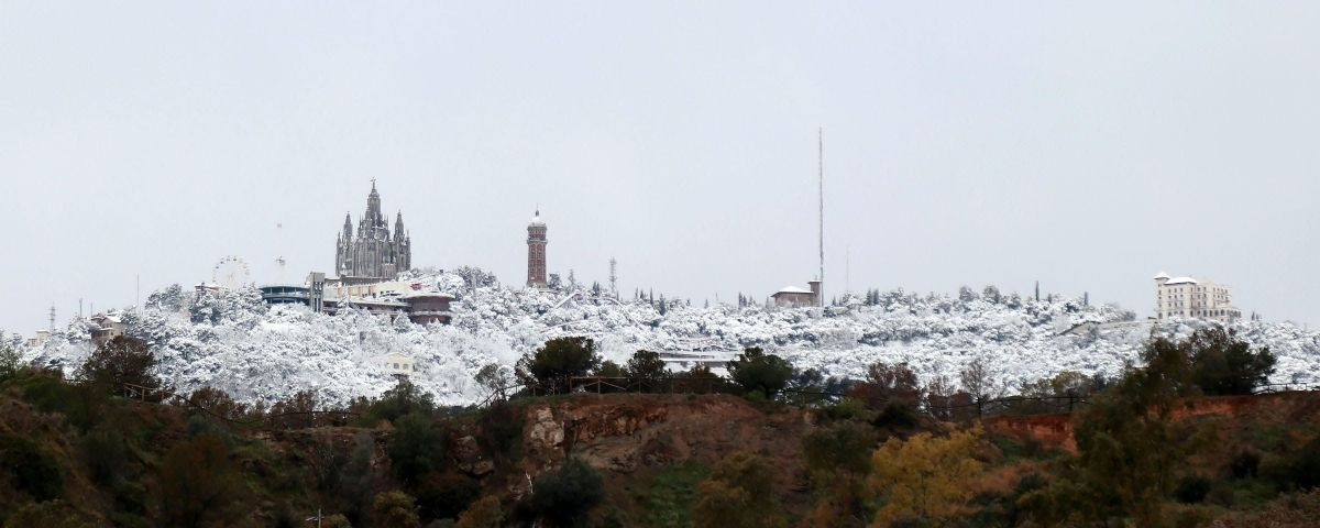 El Tibidabo, en Barcelona, con nieve en 2018 / ARCHIVO - HUGO FERNÁNDEZ