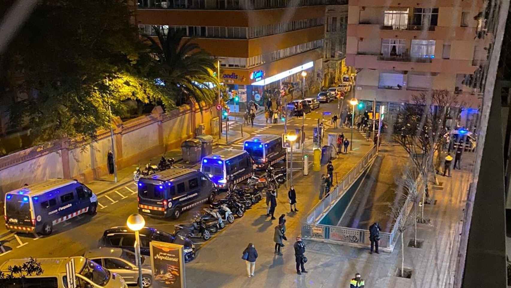 Mossos d'Esquadra esta tarde en la casa okupa Tres Lliris / CEDIDA