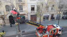 Los bomberos bajan al paciente en estado crítico al suelo / BOMBEROS BARCELONA