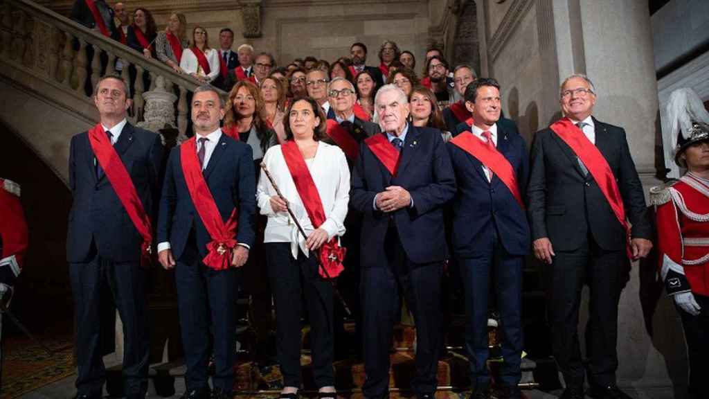 Los concejales del Ayuntamiento de Barcelona, en junio de 2019, tras la investidura de Colau / AGENCIAS