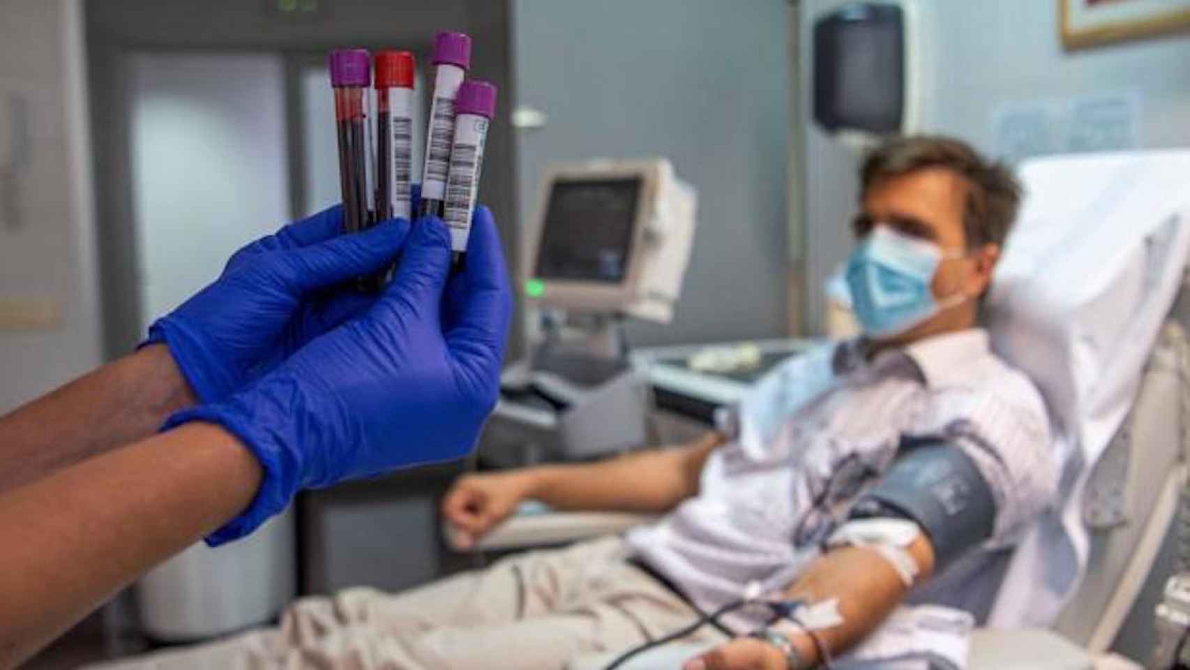 Un hombre dona sangre con la mascarilla puesta, en una imagen de archivo / EFE