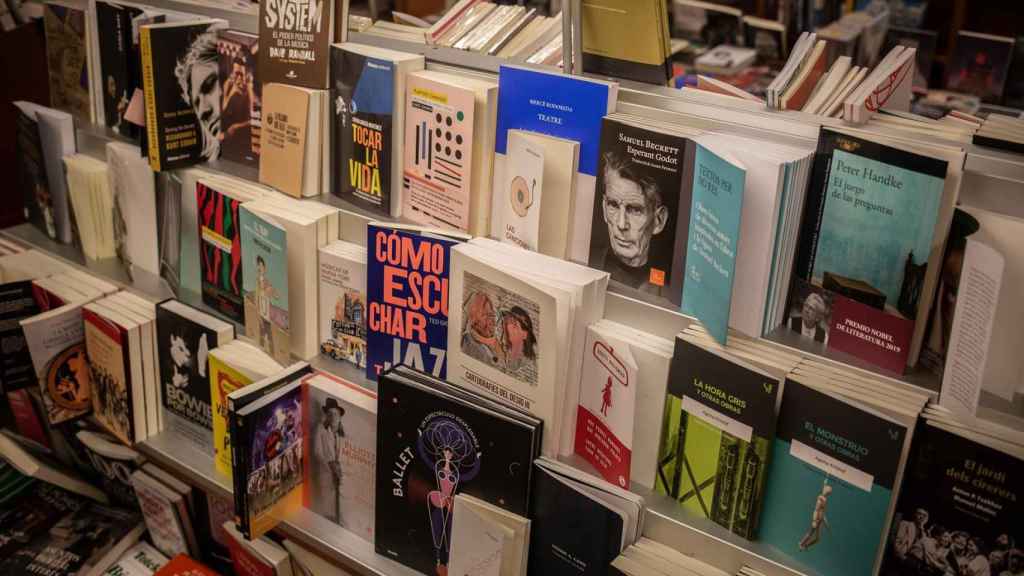 Libros y material colocado en las estanterías de la librería Laie Pau Claris / EUROPA PRESS - David Zorrakino