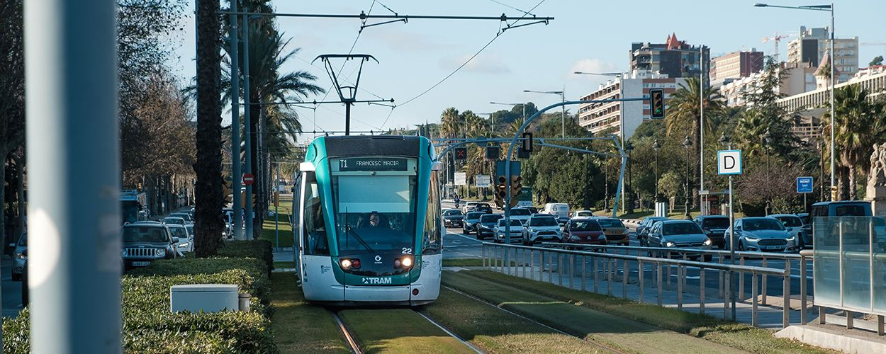 El tranvía, a su paso por Zona Universitària / PABLO MIRANZO