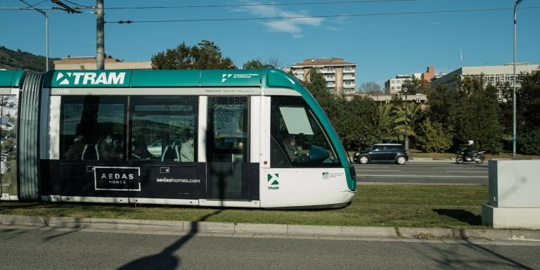 El Trambaix, a su paso por la zona alta de la Diagonal / PABLO MIRANZO