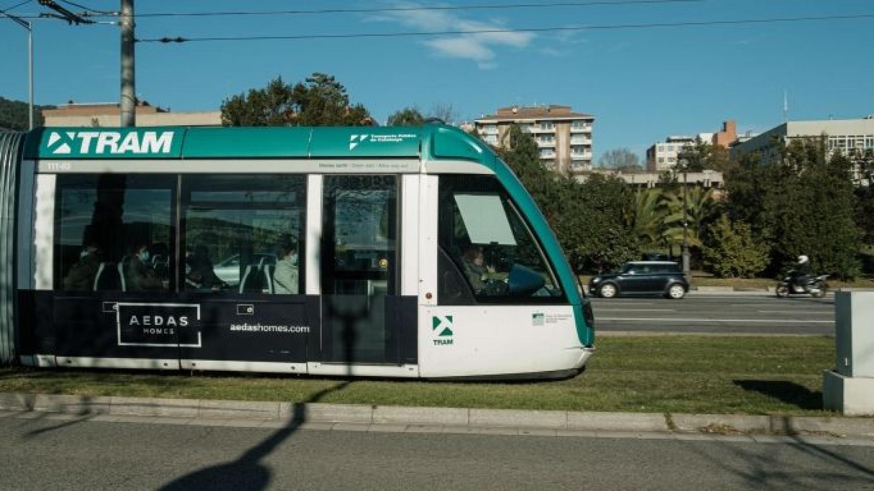 El Trambaix, a su paso por la zona alta de la Diagonal / PABLO MIRANZO