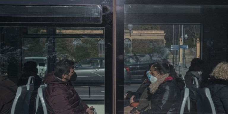 Pasajeros del Tranvía de Barcelona a su paso por el Palau Reial, en la Diagonal / PABLO MIRANZO