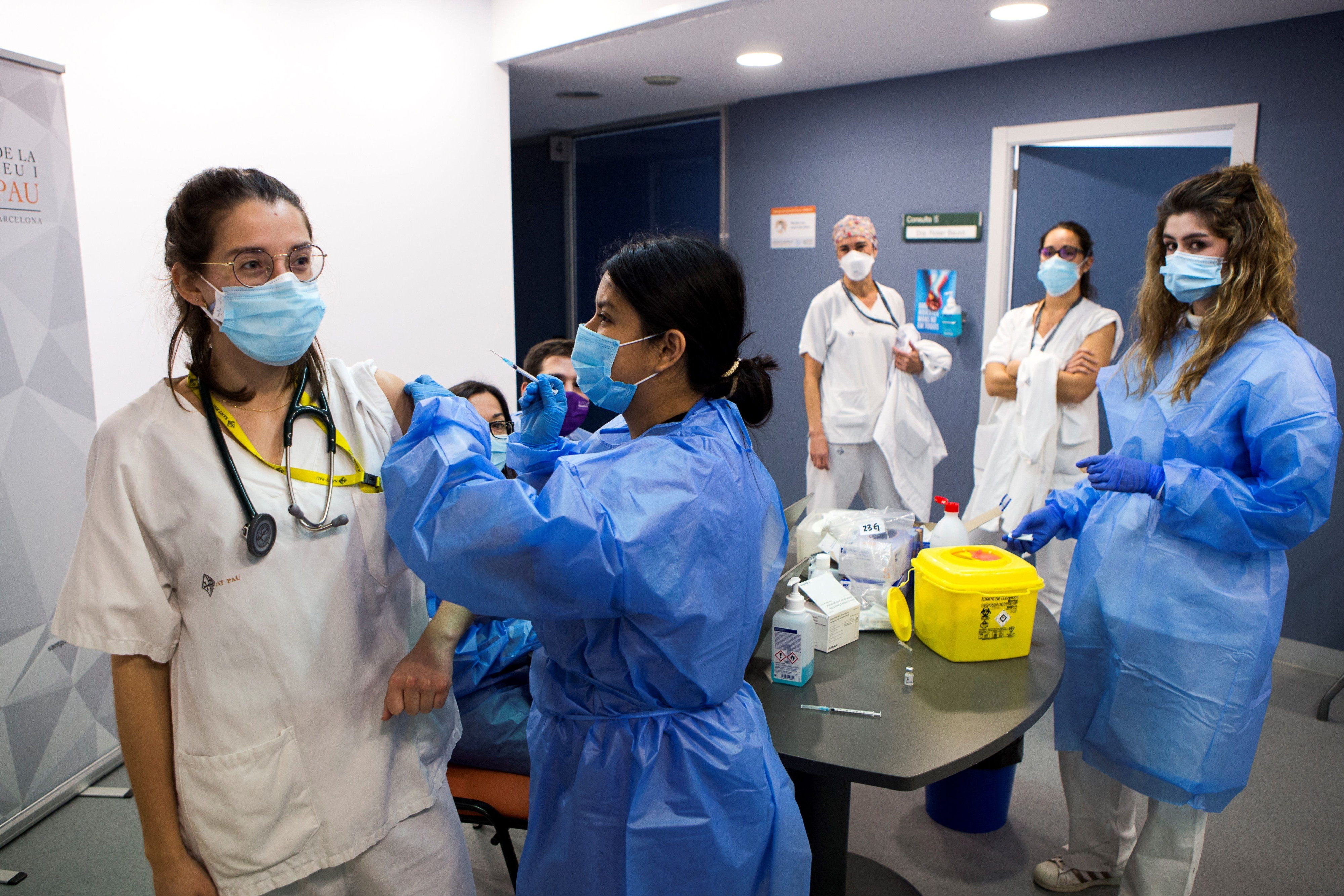 Vacunación del personal sanitario del Hospital de Sant Pau / EFE – Quique García