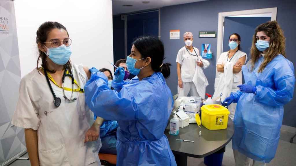 Vacunación del personal sanitario del Hospital de Sant Pau / EFE – Quique García