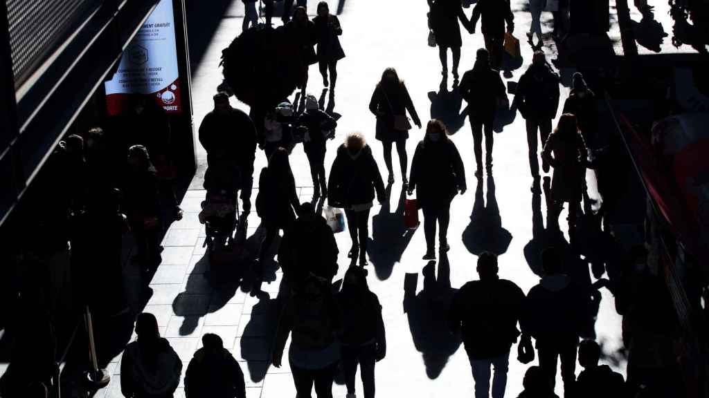 Multitud de personas realizan sus compras de ultima hora en el centro comercial de La Maquinista de Barcelona / EFE - Alejandro García