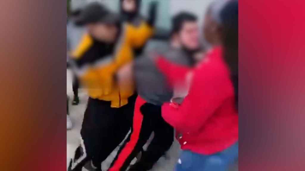 Secuencia del vídeo en el que un grupo de menores agrede a otro en el barrio de Sants / REDES SOCIALES