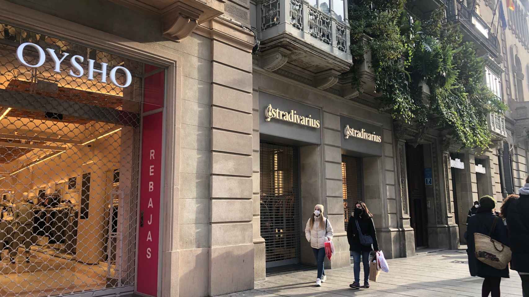 Tres comercios de Inditex cerrados el primer día de rebajas / M.A.