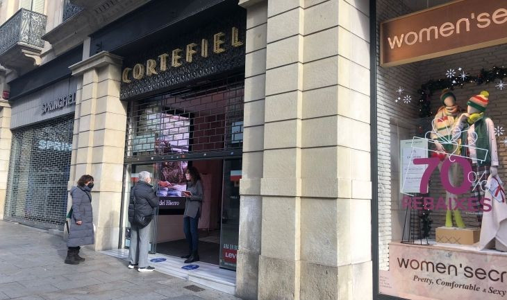 Exterior del comercio de Cortefiel situado en Portal de l'Àngel / M.A.