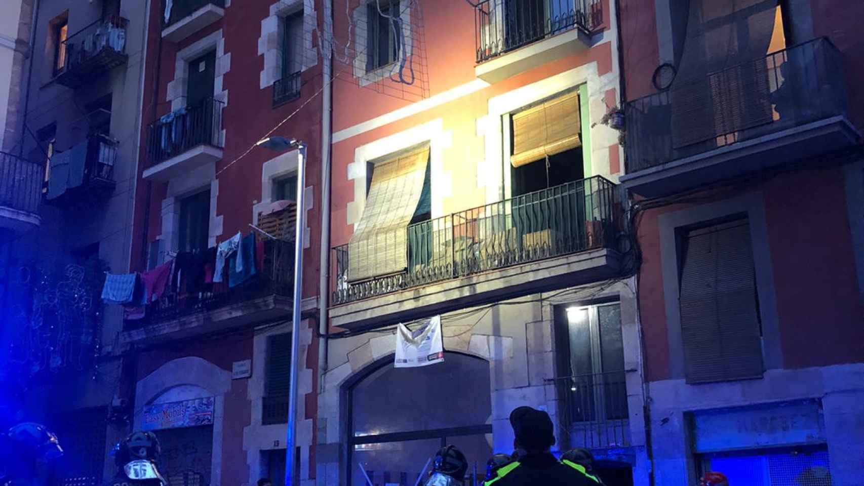 Intervención de la policía y los bomberos en el incendio ocurrido en la calle Robadors/ GU