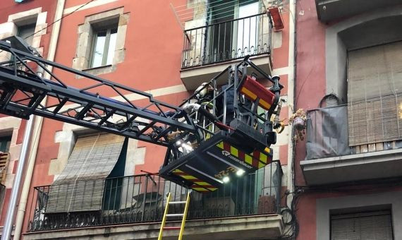 Intervención de la policía y los bomberos en el incendio ocurrido en la calle Robadors/ GU